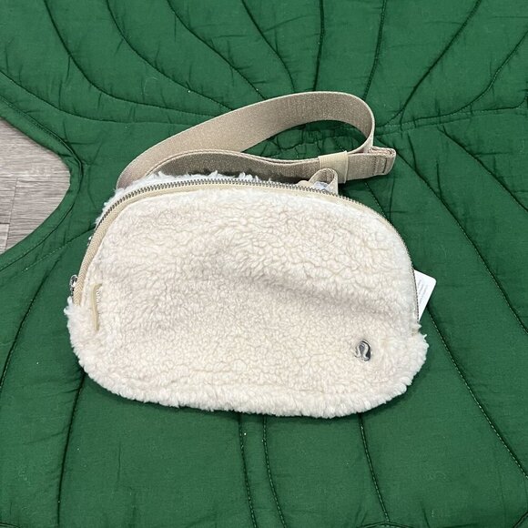 Lululemon Everywhere Belt Bag Fleece Sherpa Natural Neutral - Picture 1 of 7